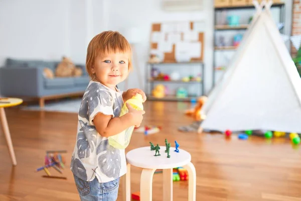 Adorable Niño Pie Con Sonrisa Cara Sosteniendo Biberón Alrededor Muchos —  Fotos de Stock