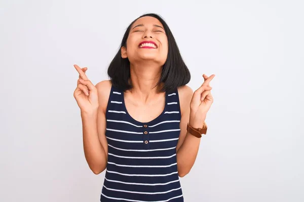 Jonge Chinese Vrouw Met Gestreept Shirt Geïsoleerde Witte Achtergrond Gekruiste — Stockfoto