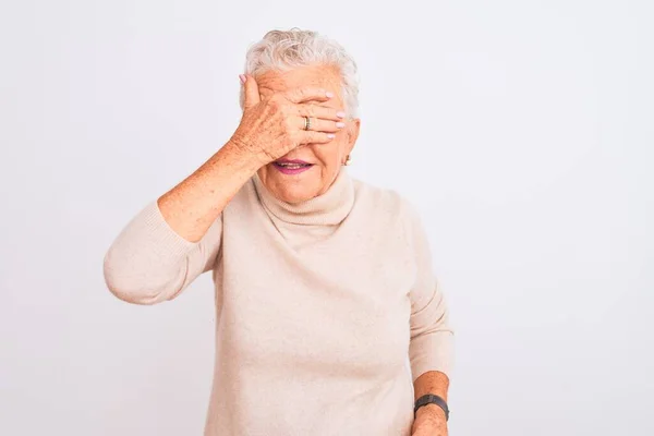 Eine Ältere Grauhaarige Frau Rollkragenpullover Steht Vor Isoliertem Weißem Hintergrund — Stockfoto