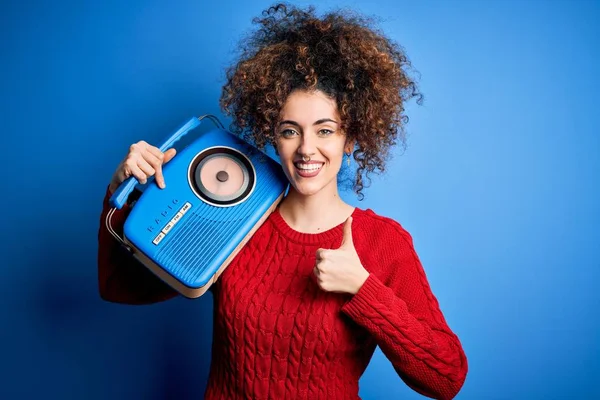 Jeune Belle Femme Aux Cheveux Bouclés Perçant Écoutant Musique Aide — Photo