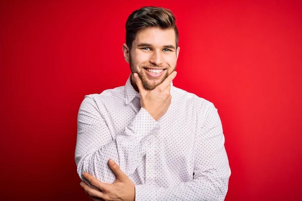 Joven Hombre Negocios Rubio Con Barba Ojos Azules Con Elegante — Foto de Stock