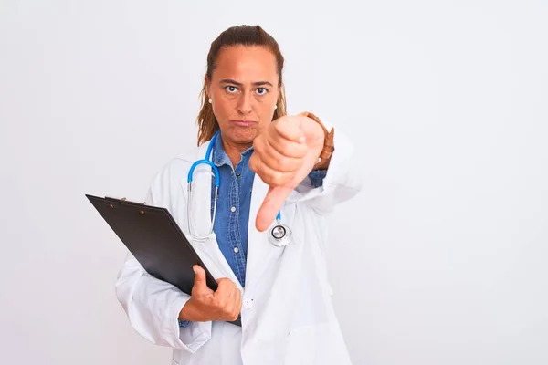 Middle Age Mature Doctor Woman Holding Clipboard Isolated Background Angry — Stock Photo, Image