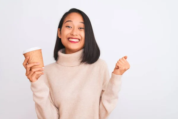 Giovane Bella Donna Cinese Bere Vetro Carta Caffè Sfondo Bianco — Foto Stock