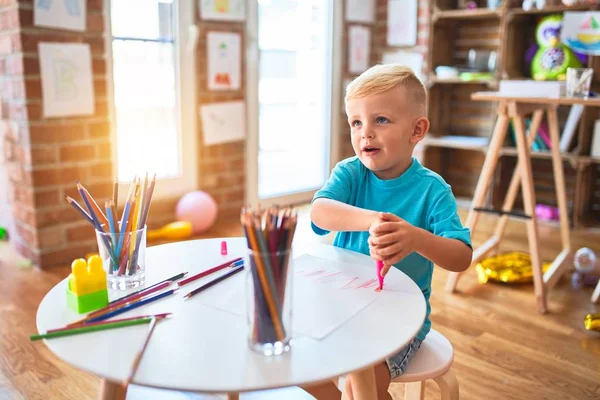 幼稚園で色鉛筆で遊んでいる若い白人の子供 未成年の男の子幸せ Playroom — ストック写真