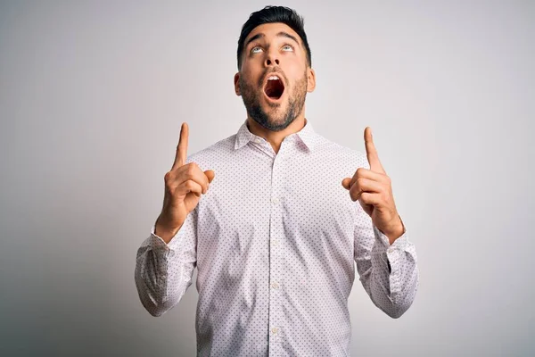 Joven Hombre Guapo Con Camisa Elegante Pie Sobre Fondo Blanco —  Fotos de Stock