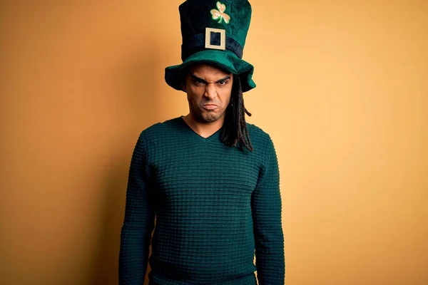 Jovem Afro Americano Usando Chapéu Verde Com Trevo Celebrando Dia — Fotografia de Stock