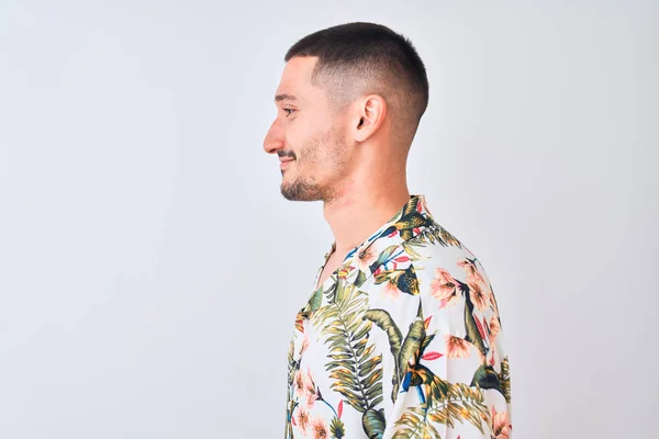 Ung Stilig Man Bär Hawaiian Sommar Skjorta Över Isolerad Bakgrund — Stockfoto
