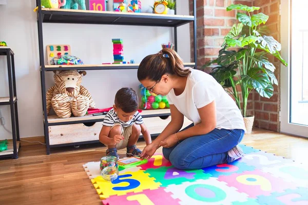 Bella Insegnante Bambino Ragazzo Disegno Disegnare Utilizzando Bordo Digitale Alla — Foto Stock