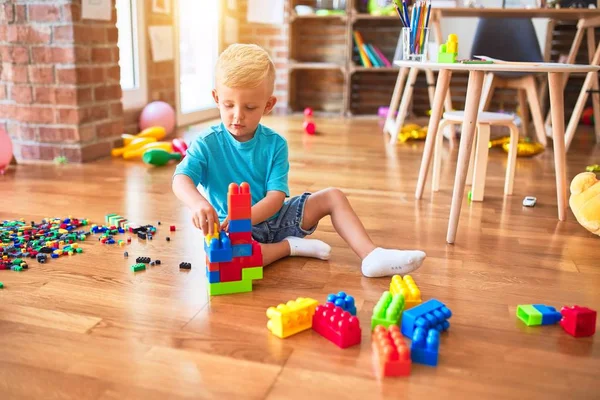 幼稚園でおもちゃのブロックで遊んでいる若い白人の子供 未就学児幸せなです遊び場ビルA塔 — ストック写真