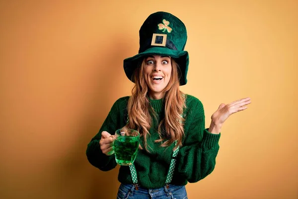 Beautiful Woman Wearing Hat Drinking Jar Green Beverage Celebrating Saint — Stok fotoğraf