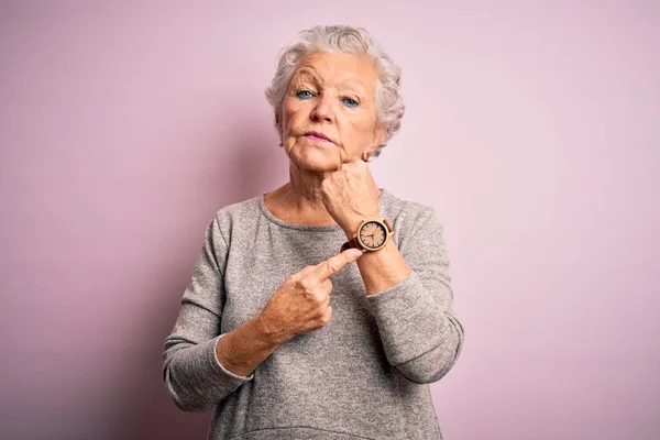 Senior Vacker Kvinna Bär Casual Shirt Stående Över Isolerade Rosa — Stockfoto