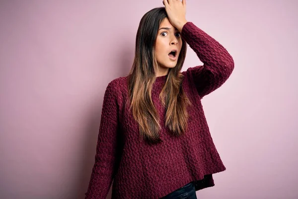 Young Beautiful Girl Wearing Casual Sweater Isolated Pink Background Surprised — Stok fotoğraf