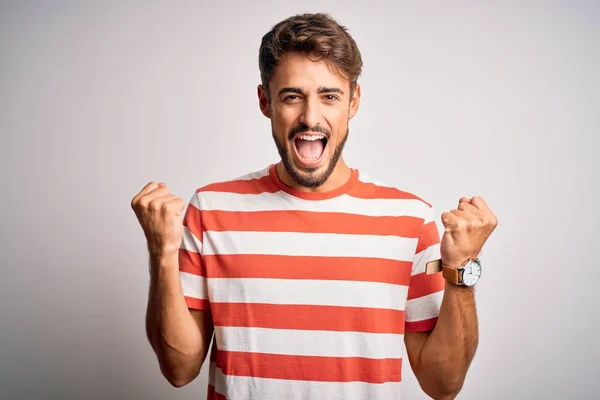 Homem Bonito Jovem Com Barba Vestindo Camiseta Listrada Sobre Fundo — Fotografia de Stock