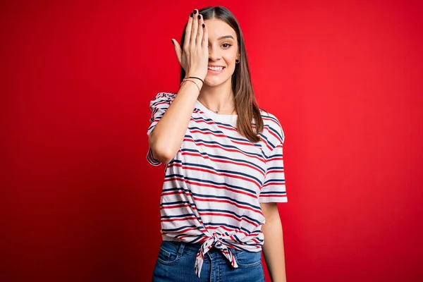 Junge Schöne Brünette Frau Trägt Lässig Gestreiftes Shirt Das Über — Stockfoto