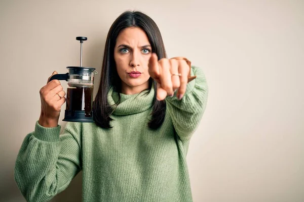 Jovem Mulher Com Olhos Azuis Fazendo Café Usando Cafeteira Sobre — Fotografia de Stock