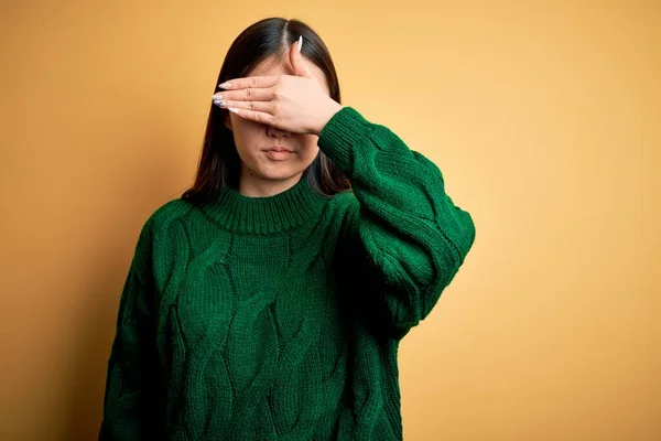 Jovem Bela Mulher Asiática Vestindo Suéter Verde Inverno Sobre Amarelo — Fotografia de Stock