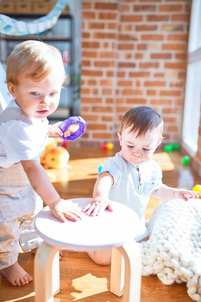 Crianças Bonitas Brincando Torno Lotes Brinquedos Jardim Infância — Fotografia de Stock