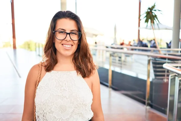 Joven Hermosa Mujer Dentro Del Centro Comercial Pie Sonriendo Feliz —  Fotos de Stock