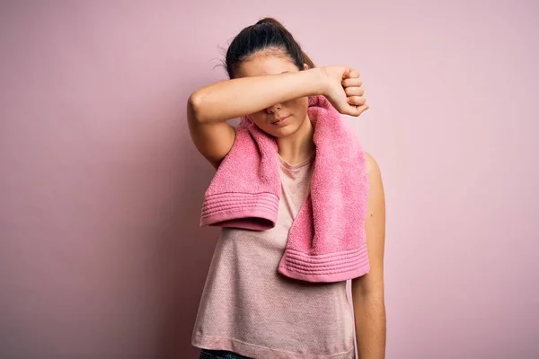 Jonge Mooie Brunette Sportvrouw Dragen Sportkleding Handdoek Roze Achtergrond Bedekken — Stockfoto