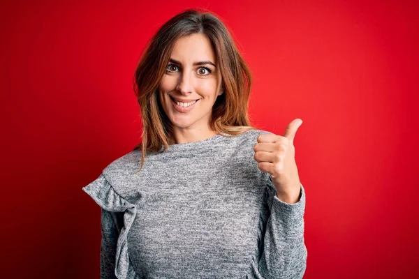 Young Beautiful Brunette Woman Wearing Casual Sweater Standing Red Background — Stok fotoğraf