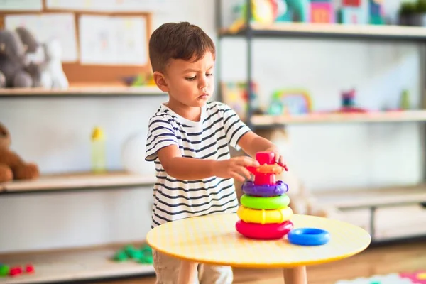 漂亮的幼儿幼童在幼稚园建有环销的金字塔 — 图库照片