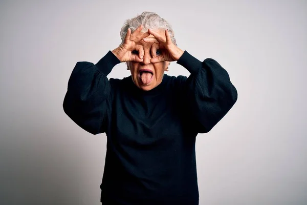 Senior Mooie Vrouw Draagt Casual Zwarte Trui Staan Geïsoleerde Witte — Stockfoto