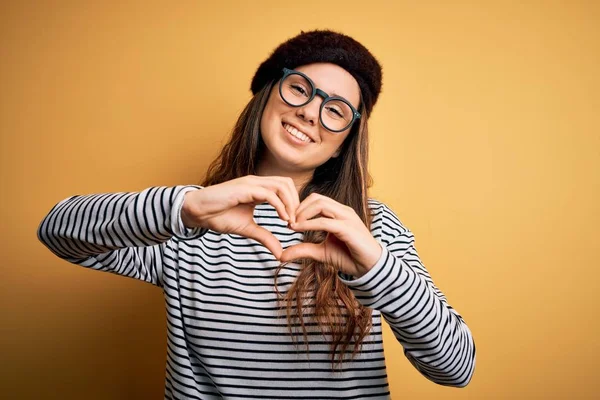 Jonge Mooie Brunette Vrouw Het Dragen Van Franse Baret Glazen — Stockfoto