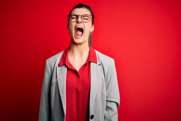 Junge Schöne Brünette Geschäftsfrau Die Jacke Und Brille Über Rotem — Stockfoto