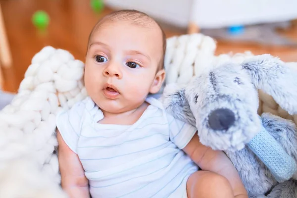 Entzückendes Baby Das Hause Auf Einer Decke Auf Dem Boden — Stockfoto