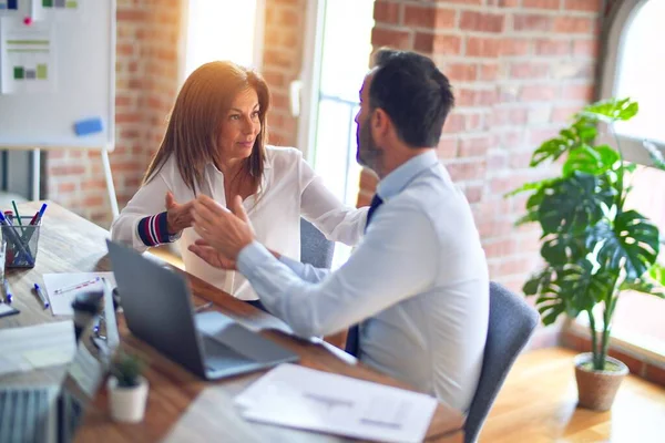 Zwei Geschäftsleute Mittleren Alters Die Glücklich Und Zuversichtlich Lächeln Zusammenarbeit — Stockfoto