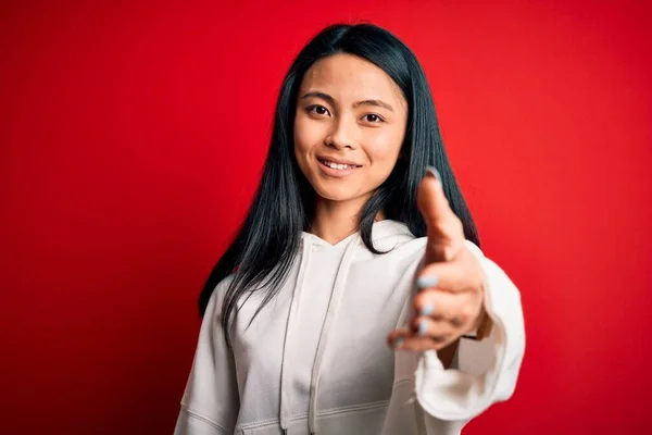 Jonge Mooie Chinese Sportieve Vrouw Dragen Sweatshirt Geïsoleerde Rode Achtergrond — Stockfoto