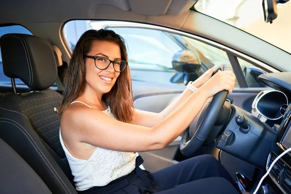 若い運転者の女性運転車 — ストック写真