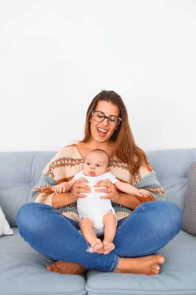 Jonge Mooie Vrouw Haar Baby Bank Thuis Pasgeboren Moeder Ontspannen — Stockfoto