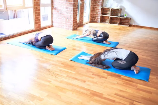 Spor Salonunda Yoga Yapan Genç Güzel Bir Kadın Grubu — Stok fotoğraf