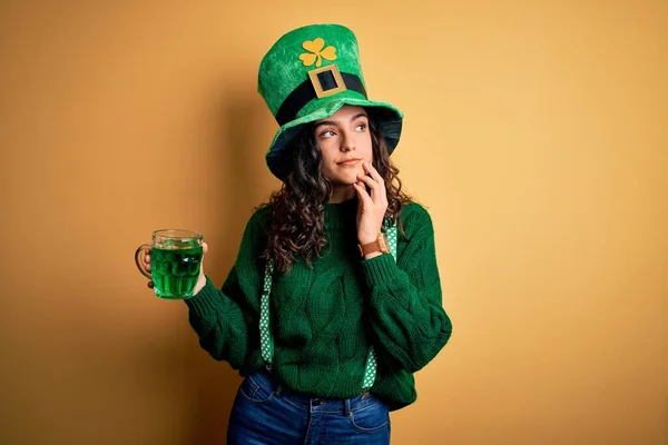 Beautiful Curly Hair Woman Wearing Hat Drinking Jar Green Beverage — 图库照片