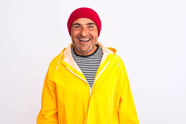 Μεσήλικας Άνδρας Που Φοράει Αδιάβροχο Και Μάλλινο Καπέλο Στέκεται Πάνω — Φωτογραφία Αρχείου