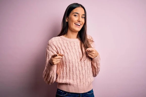 Junge Schöne Brünette Frau Trägt Lässigen Pullover Über Isoliertem Rosa — Stockfoto