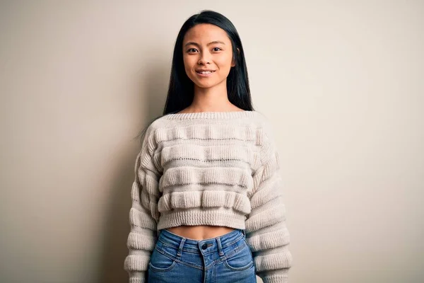 Jovem Mulher Chinesa Bonita Vestindo Camisola Casual Sobre Fundo Branco — Fotografia de Stock