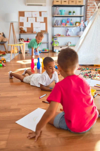 Adoráveis Crianças Brincando Torno Muitos Brinquedos Jardim Infância — Fotografia de Stock