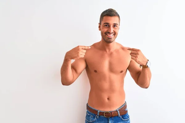 Joven Hombre Guapo Sin Camisa Mostrando Cuerpo Musculoso Sobre Fondo —  Fotos de Stock