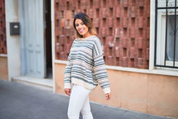 Jeune Belle Femme Souriante Heureuse Confiante Debout Marchant Dans Rue — Photo