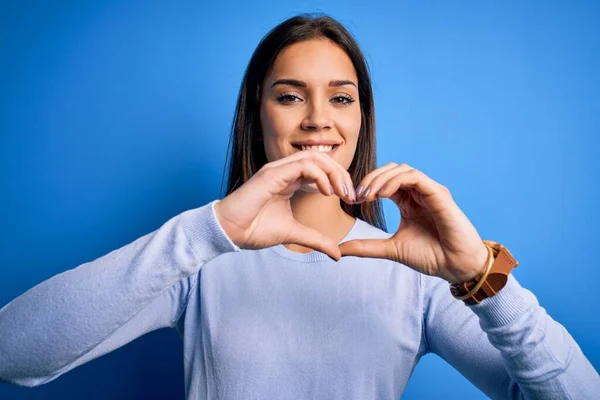 Jovem Bela Mulher Morena Vestindo Camisola Casual Sobre Fundo Azul — Fotografia de Stock