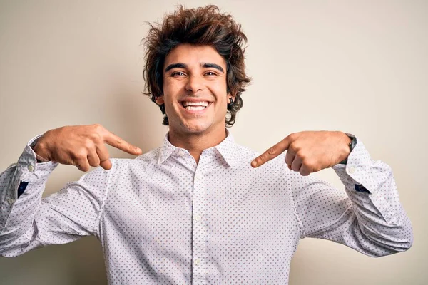 Jonge Knappe Zakenman Met Een Elegant Shirt Een Geïsoleerde Witte — Stockfoto