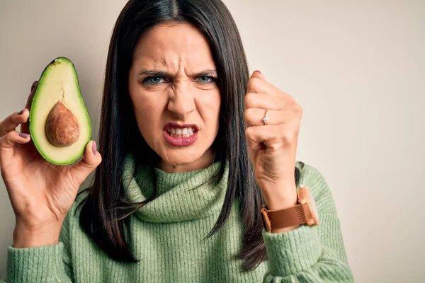 Jonge Vrouw Met Blauwe Ogen Houden Midden Gezonde Avocado Geïsoleerde — Stockfoto