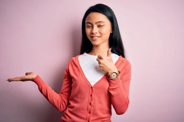 Joven Hermosa Mujer China Con Suéter Casual Sobre Fondo Rosa —  Fotos de Stock