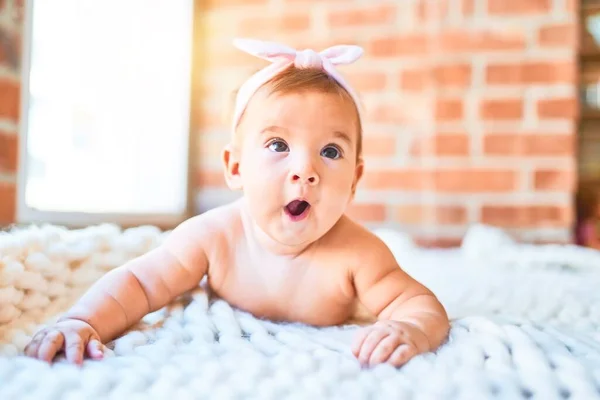 Adorable Bebé Acostado Sobre Una Manta Suelo Casa Recién Nacido — Foto de Stock