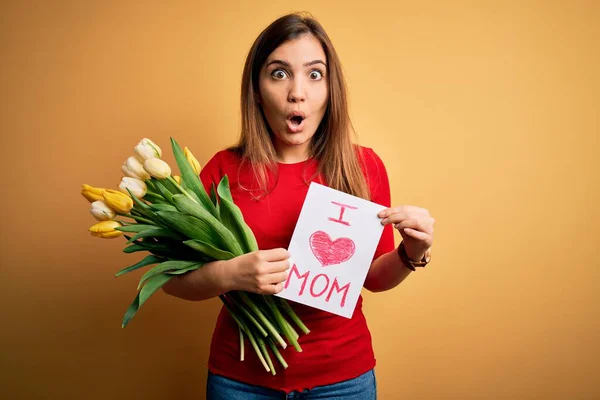 Vacker Kvinna Håller Papper Med Kärlek Mamma Budskap Och Tulpaner — Stockfoto