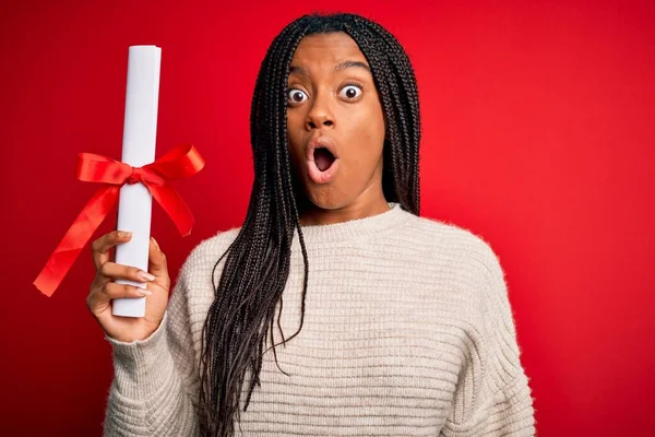 Jovem Estudante Afro Americano Menina Segurando Diploma Universitário Sobre Fundo — Fotografia de Stock