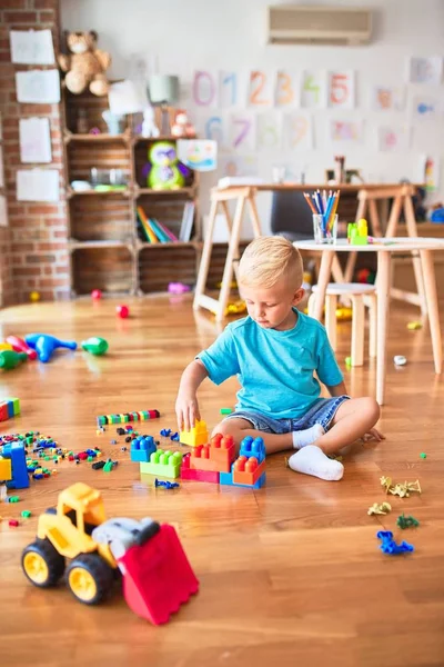 Junge Kaukasische Kinder Spielen Kindergarten Mit Spielzeugklötzen Vorschulkind Freut Sich — Stockfoto