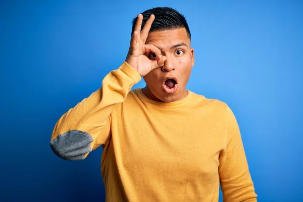 Joven Hombre Latino Guapo Usando Suéter Casual Amarillo Sobre Fondo —  Fotos de Stock